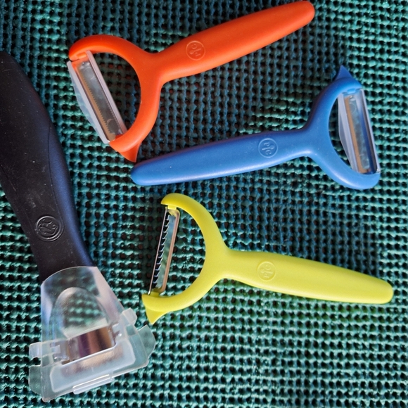 Kitchen Utensils. Four in second photo are Pampered Chef. - Picture 2 of 3